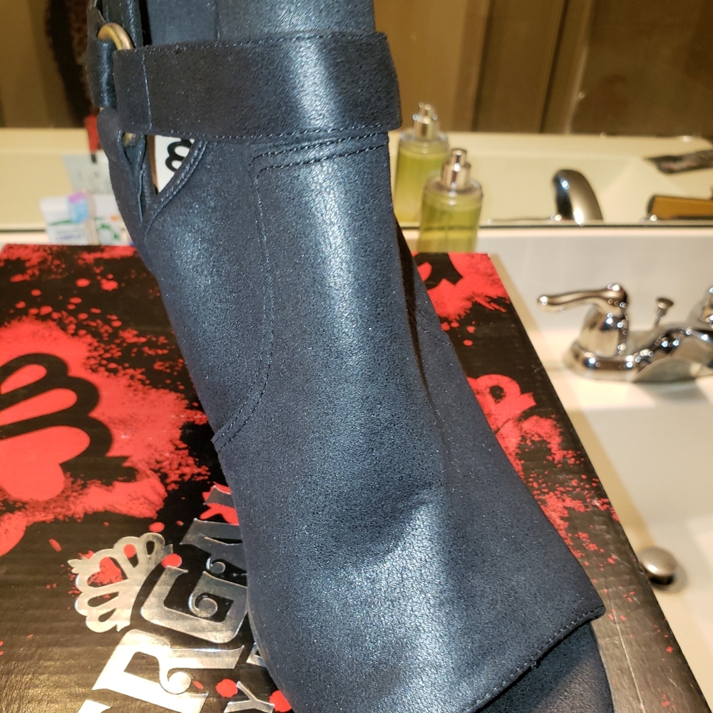Shoes - Picture 2 of 4